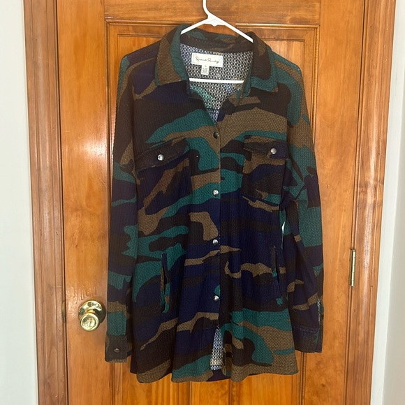 French Laundry Women’s Plus French Camo Button Down - Picture 1 of 8